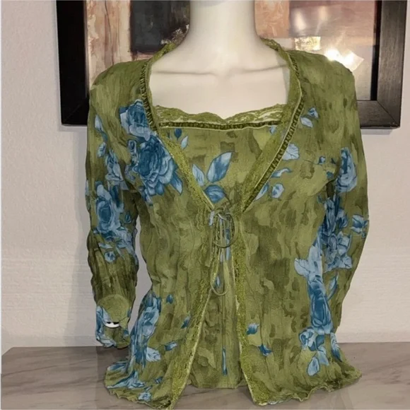 Green Floral Women's Top - Picture 4 of 10